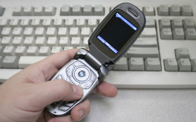Could You Survive With a Flip Phone for a Week? A Company Will Pay Someone $1,000 to Try